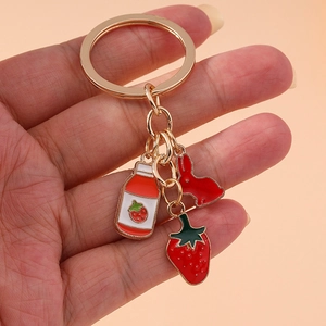Set porte-clés doré avec charms de lapin, fraise et bouteille de confiture de fraise