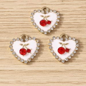 Trois breloques cœur dorées avec émail blanc et cerise en cristal rouge pour bijoux DIY