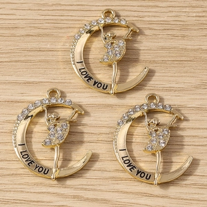 Trois pendentifs lune dorée et ballerine avec strass et gravure I LOVE YOU