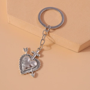 Europäischer Vintage Herz-Pfeil Schlüsselanhänger mit silbernem Metall-Finish auf Display