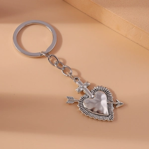 Europäischer Vintage Amor Herz Schlüsselanhänger mit silbernem Pfeil und Kreuz