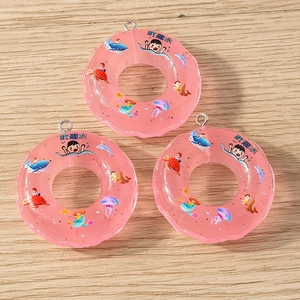 Detailansicht der rosa Rettungsring-Anhänger aus Harz mit Glitzer und Ozean-Illustrationen