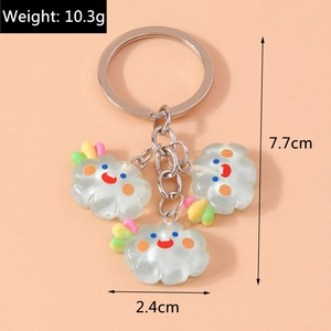 Détail de trois pendentifs nuages mignons avec taille 7,7cm et poids 10,3g sur porte-clés