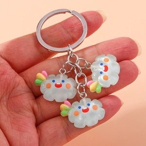 Gros plan détaillé d'un porte-clés nuage mignon avec des pendentifs souriants en résine