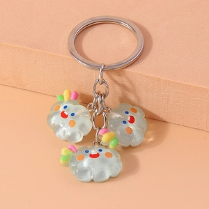 Vue détaillée d'un porte-clés nuage mignon avec des breloques en résine et anneau en métal