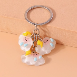 Détail d'un porte-clés en argent avec trois jolis nuages en résine et gouttes de pluie