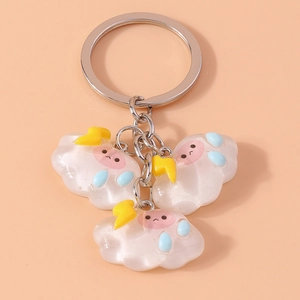 Détail des porte-clés nuages en résine translucide avec éclairs et gouttes bleues