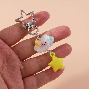 Détail d'un porte-clés avec nuage et étoile et d'un pendentif en résine translucide