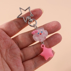 Porte-clés nuage rose et étoile avec clip argenté et nœud rose sur fond orange pastel