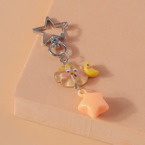 Détail du fermoir en étoile avec nuage ambré et pendentif étoile pour porte-clés