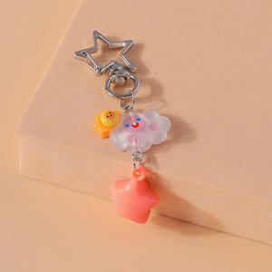 Détail d'un porte-clés nuage et soleil mignon avec anneau en étoile argentée