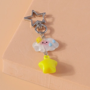Détail du porte-clés nuage et étoile avec fermoir en métal et pendentifs en résine