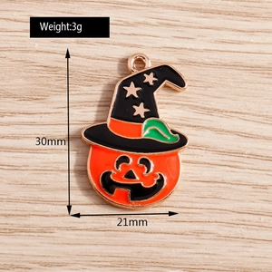 Vue macro d'un pendentif citrouille d'Halloween avec chapeau de sorcier noir et émail orange