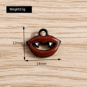Détail macro du pendentif lèvres de vampire émaillées avec paillettes et crocs blancs