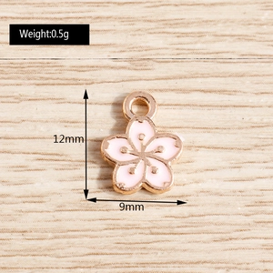 Details von rosa Kirschblütenanhängern mit Roségoldkante, Größe 12mm x 9mm