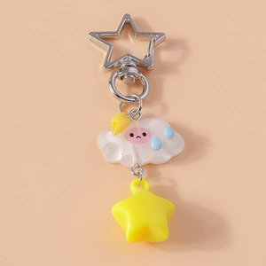 Vue détaillée du mousqueton en étoile avec nuage blanc et pendentif étoile jaune