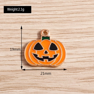 Détail d'un pendentif citrouille d'Halloween en émail de 21mm pour création de bijoux