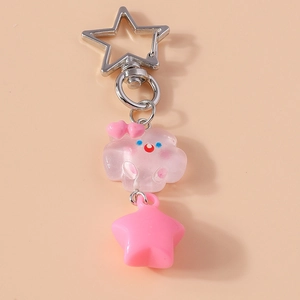 Détail du porte-clés pendentif nuage rose et étoile avec clip en métal argenté