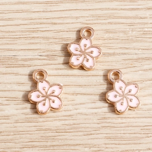 Drei rosa Kirschblüten-Anhänger aus Emaille mit Goldlegierung für DIY-Schmuckherstellung