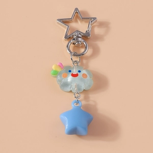 Détail du porte-clés avec fermoir étoile argentée et charm nuage arc-en-ciel