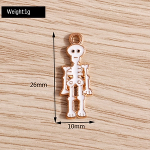 Vue macro des dimensions du pendentif squelette 26mm par 10mm en émail blanc