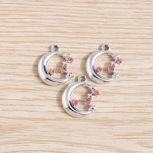 Pendentif lune en argent poli avec petites étoiles et cristaux roses pour bijoux