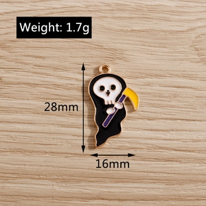 Vue détaillée d'un pendentif d'Halloween montrant les dimensions 28mm x 16mm et le poids 1,7g