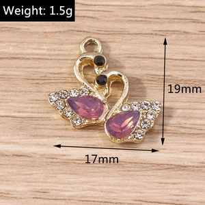 Détail de pendentifs cygne en strass violets indiquant la hauteur 19mm et largeur 17mm