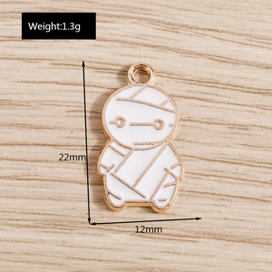 Détail du pendentif momie d'Halloween en émail blanc et cadre doré, dimensions 22x12 mm
