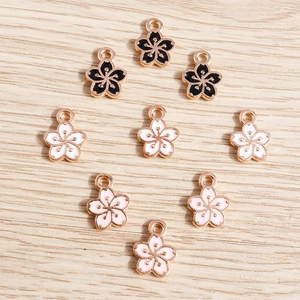 Details von Emaille-Kirschblütenanhängern in Rosa Weiß und Schwarz für DIY-Schmuck