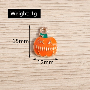 Détail du pendentif citrouille en émail orange pour la création de bijoux d'Halloween