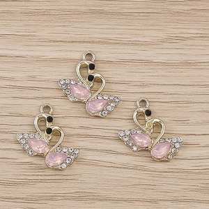 Détails du pendentif cygne avec pierres roses en forme de larme et fini doré