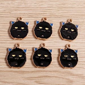 Détail de 6 breloques monstres en émail noir avec placage d'or pour bijoux DIY