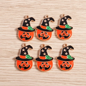 Détail de pendentifs citrouille d'Halloween avec chapeaux de sorcier pour bijoux DIY