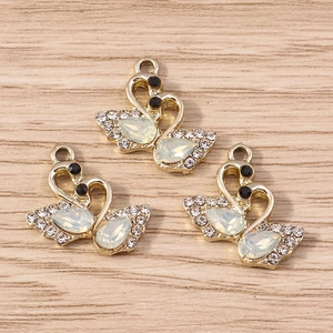 Trois élégants pendentifs cygnes dorés avec pierres d'opale blanche et strass brillants