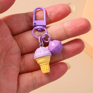Süßer Cartoon-Eiscreme-Schlüsselanhänger in Lila mit Waffelhörnchen und Glocke