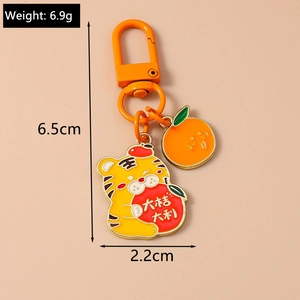 Détail du porte-clés tigre avec breloque orange montrant la hauteur de 6,5 cm