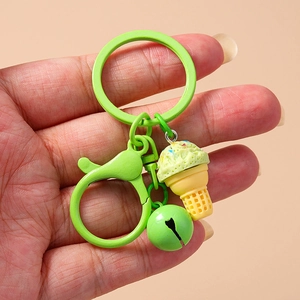 Detail eines grünen Eiscreme-Schlüsselanhängers mit Glocke für Taschen und Rucksäcke