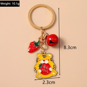 Vue détaillée du porte-clés tigre mignon avec breloque fraise et taille 8,3x2,3cm