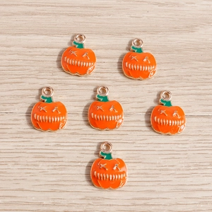 Vue de six breloques citrouilles d'Halloween en alliage émaillé pour bijoux DIY