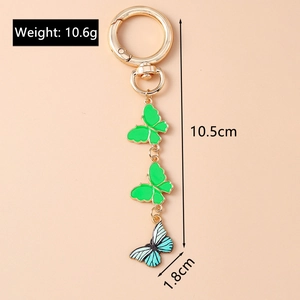 Vue détaillée du porte-clés papillon de 10,5cm avec des pendentifs vert et bleu