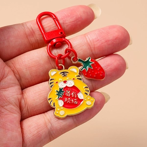 Détail du porte-clés tigre mignon avec breloque fraise et inscription thématique