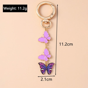 Vue détaillée du porte-clés papillon avec émail violet et placage en alliage d'or