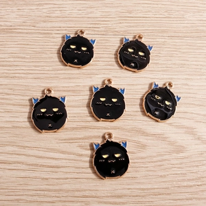 Vue détaillée de 6 breloques monstres noirs en émail avec cornes bleues pour bijoux DIY
