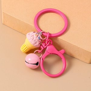 Detailansicht vom rosa Eiscreme-Schlüsselanhänger mit passender Glocke und Metall-Karabiner