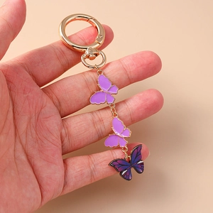 Porte-clés papillon créatif avec charmes en émail violet et fermoir doré chic