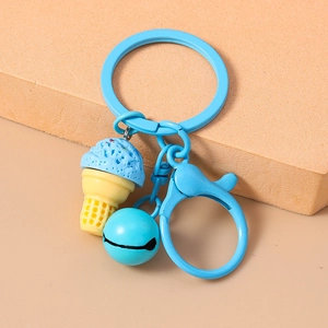 Detailansicht eines blauen Eis-Schlüsselanhängers mit Glocke und Metall-Karabiner