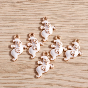 Détails des pendentifs fantômes en émail blanc avec bordure dorée et gravure G