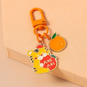 Vue détaillée du porte-clés tigre porte-bonheur avec breloques orange et crochet en métal