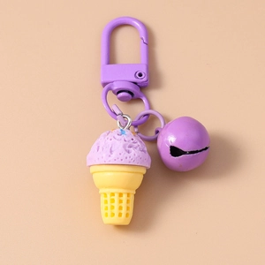 Detail eines süßen Eiscreme-Schlüsselanhängers mit lila Glocke und gelber Tüte